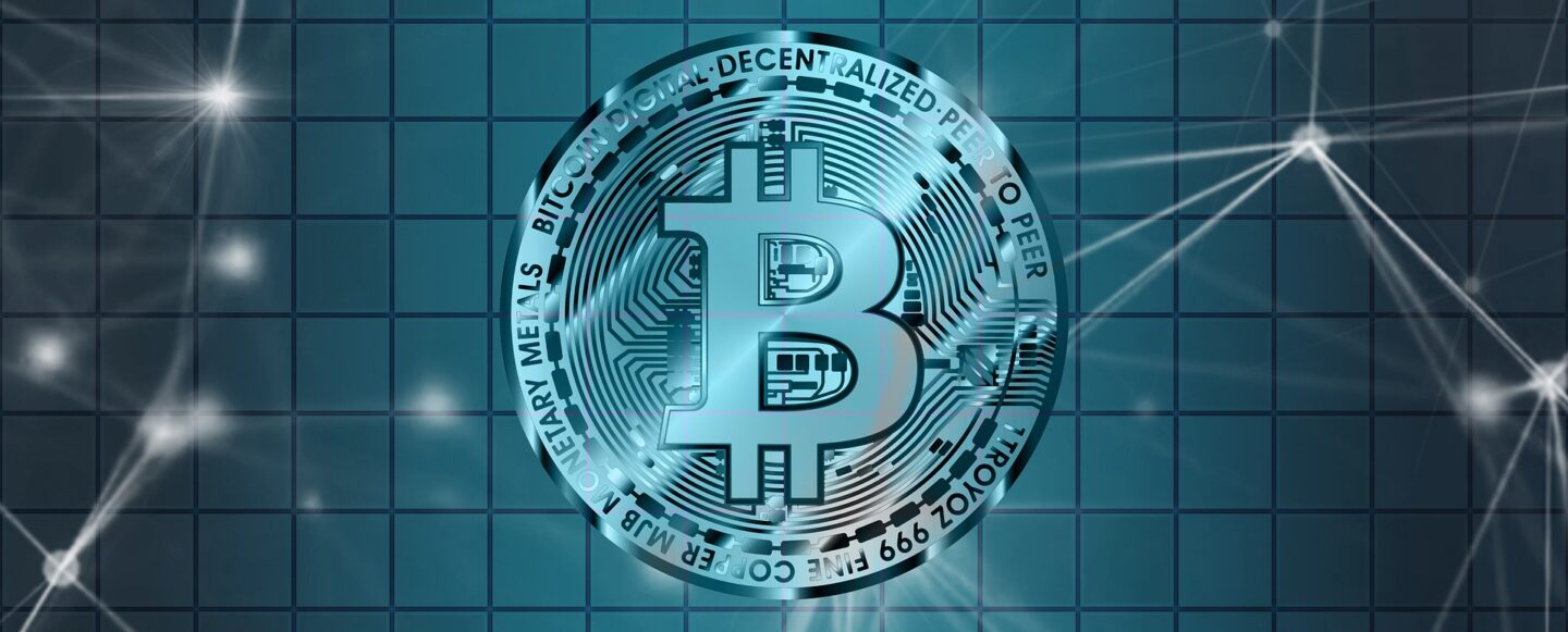 Монета Биткоин, символизирующая использование криптовалюты в бизнесе